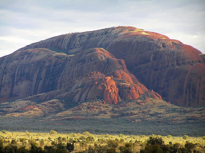 Olgas Kata Tjuta2.jpg - Die Kata Tjuta sind vor ca. 600 Mio. Jahre gemeinsam mit dem Uluru entstanden und sind mit diesem unterirdisch verbunden. Im Gegensatz zum kompakten Uluru bestehen die Kata Tjuta aus einem grobkörnigen Konglomerat aus Granit, Gneis und weiterem vulkanischen Gestein, welches die Verwitterung in einzelne Kuppen begünstigte.